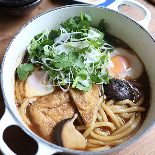 五香粉風味の味噌煮込みうどん