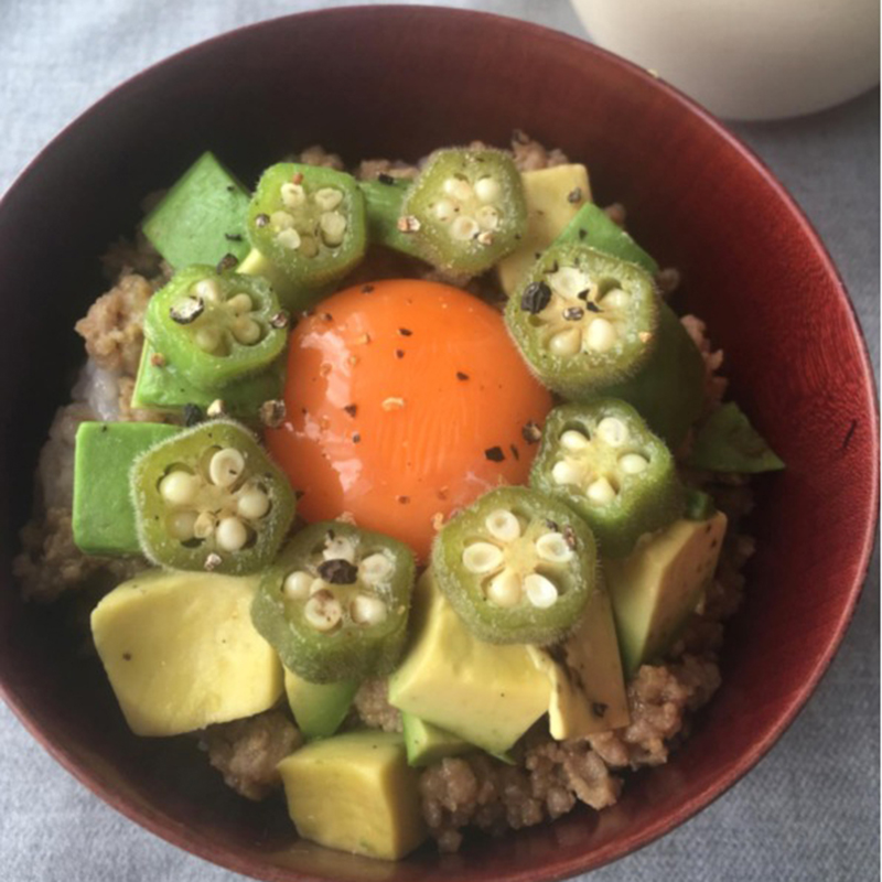 とろ〜り卵と甘辛そぼろがたまらない！ カフェ風肉みそ丼