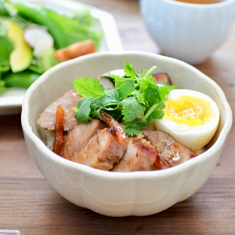とろ〜り卵と甘辛そぼろがたまらない！ カフェ風肉みそ丼