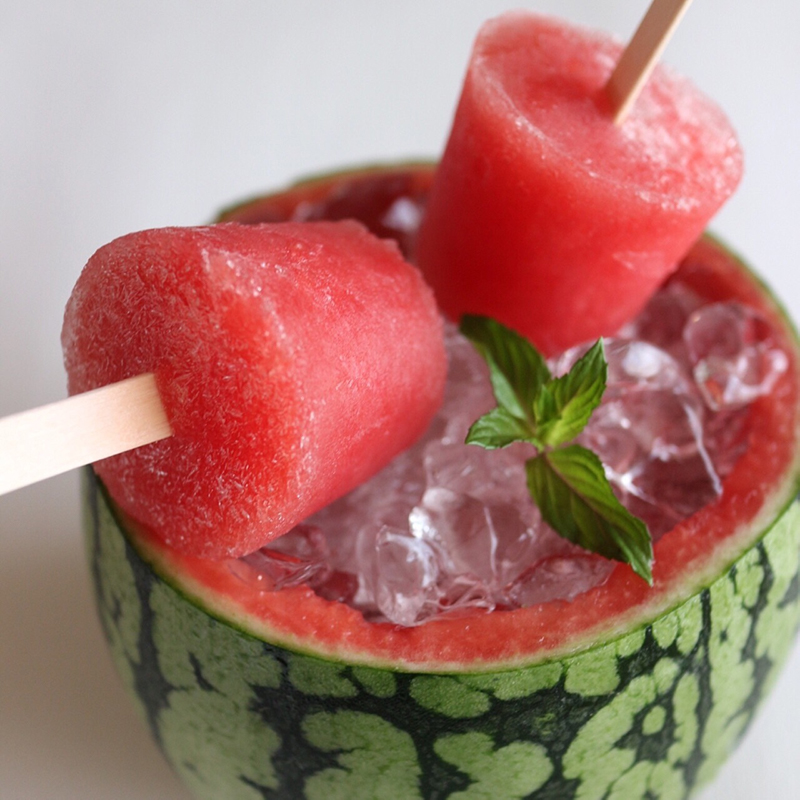 紙コップで作ったスイカのアイスキャンディー