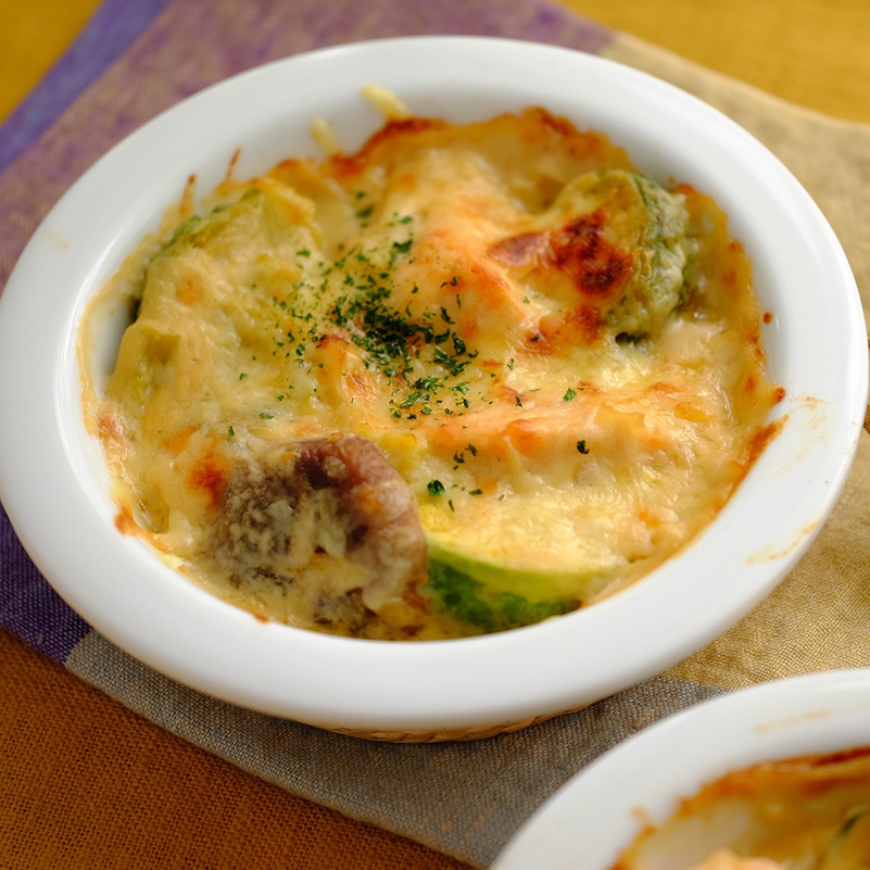 パンにもご飯にも合う！ 鮭と芽キャベツの豆乳味噌グラタン