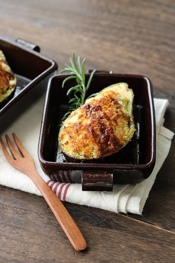 アボカドカップの焼きコロッケ風