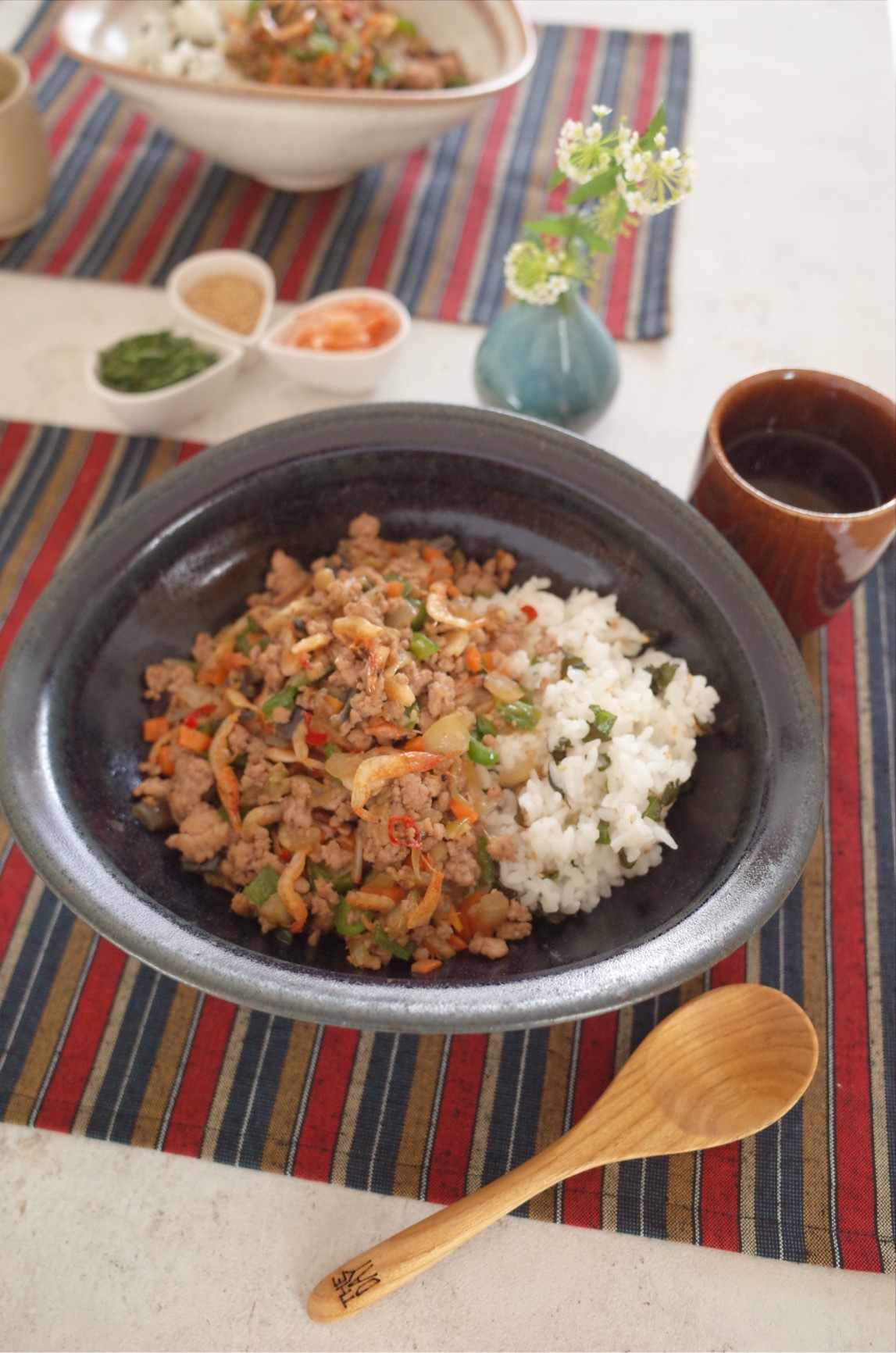 豚ひき肉と桜えびの甘辛炒め丼