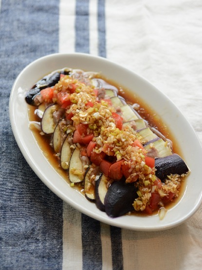 ナスと豚バラの重ね蒸しトマト油淋鶏ソース